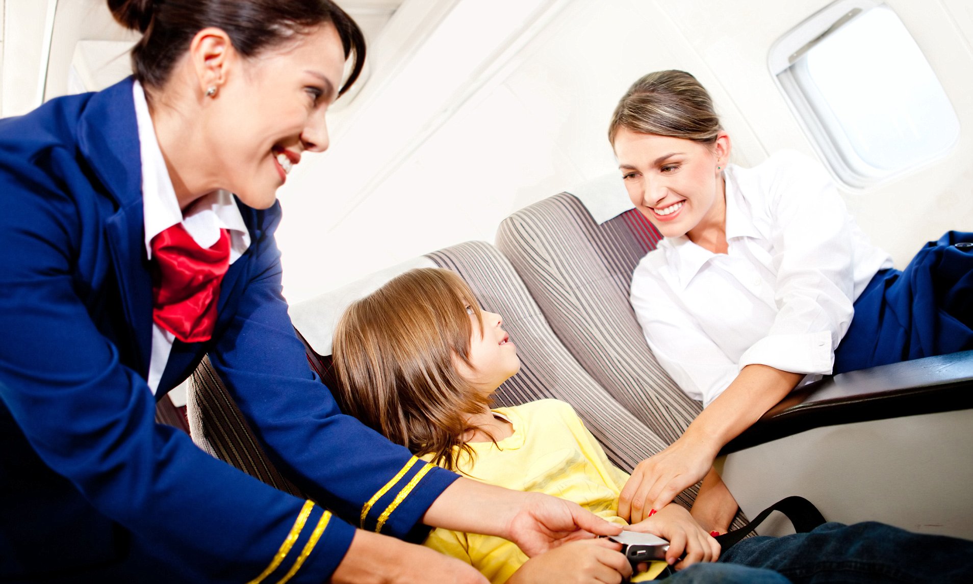 Скидки на самолет для детей. Ремень безопасности в самолете. Детские ремни в самолете. Стюардесса и пассажир. Стюардесса в самолете.