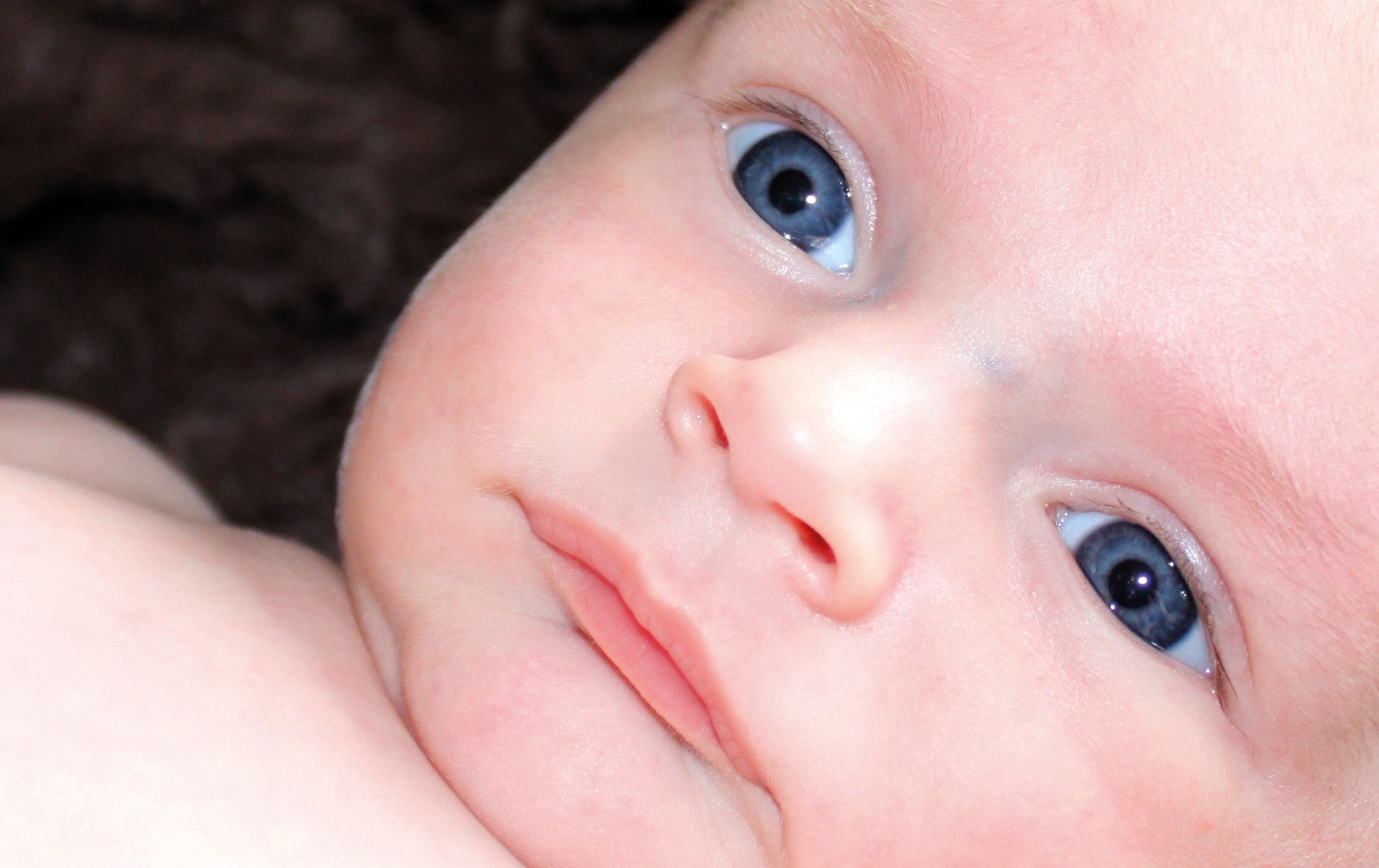 Почему новорожденный стал. Глаза новорожденного. Цвет глаз у новорожденных. Синие глаза у младенца. Синие глаза у наворождёног.