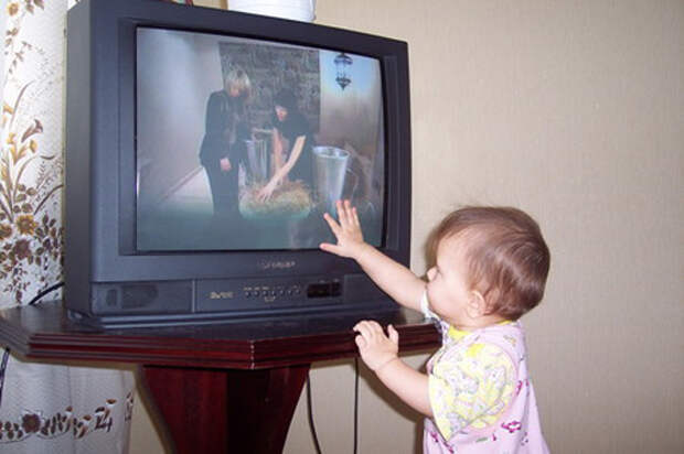 Как отключить телевизор от детей. Телевизор для детей настоящий. Старый телевизор и дети. Телевизор новости детская. Маленький телевизор в руке.