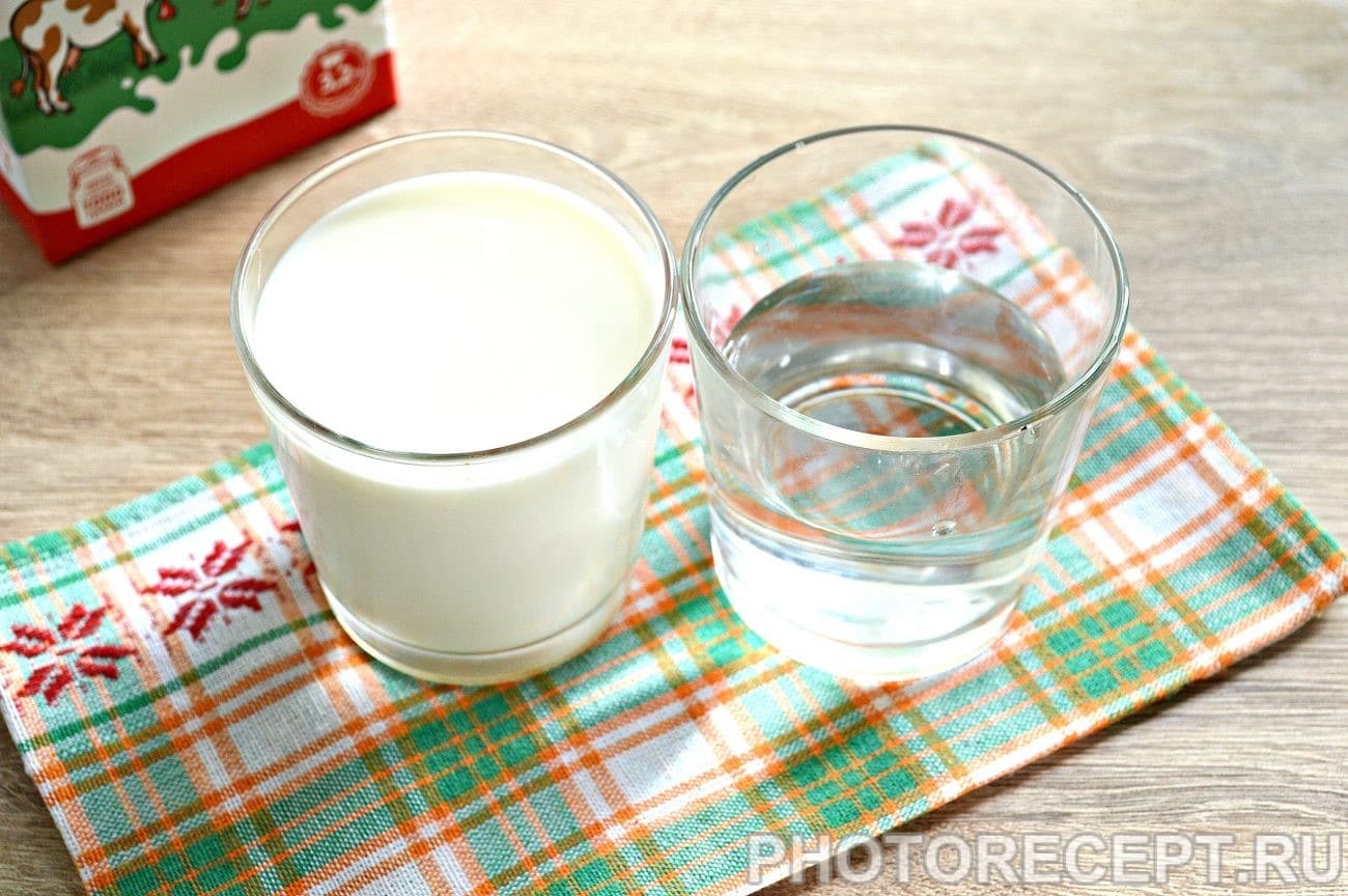 Мука 2 стакана воды. Молоко в стакане. Стакан воды и молока. Стакан с водой и молоком. Молоко разбавленное водой.